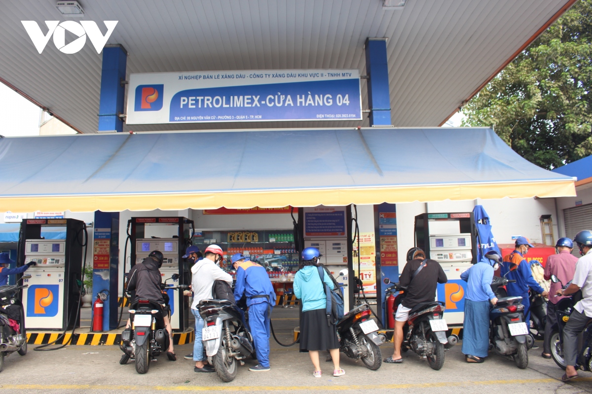 TP.HCM vẫn còn tình trạng thiếu xăng dầu cục bộ ở cửa hàng tư nhân